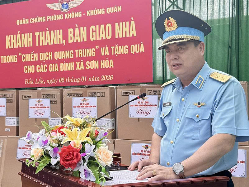 Qu&acirc;n chủng Ph&ograve;ng kh&ocirc;ng - Kh&ocirc;ng qu&acirc;n kh&aacute;nh th&agrave;nh, b&agrave;n giao nh&agrave; trong &ldquo;Chiến dịch Quang Trung&rdquo; v&agrave; tặng qu&agrave; cho c&aacute;c hộ gia đ&igrave;nh ở c&aacute;c x&atilde; thuộc tỉnh Đắk Lắk