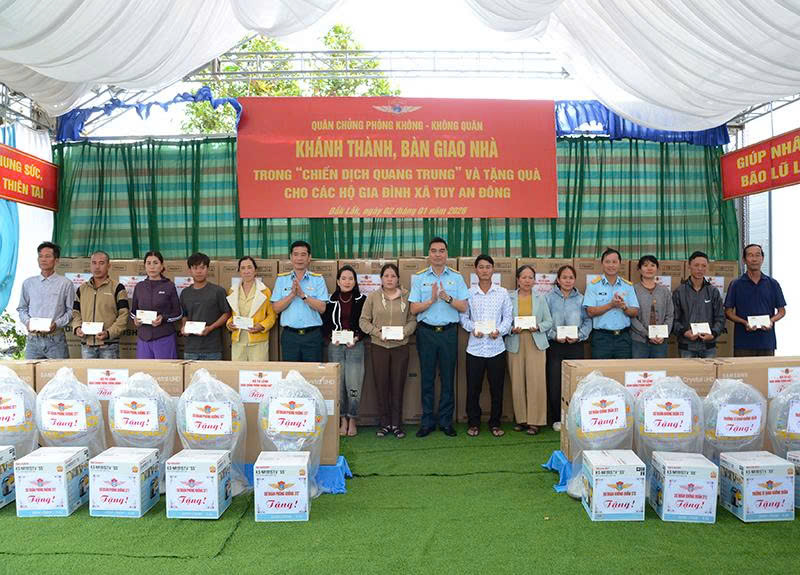 Qu&acirc;n chủng Ph&ograve;ng kh&ocirc;ng - Kh&ocirc;ng qu&acirc;n kh&aacute;nh th&agrave;nh, b&agrave;n giao nh&agrave; trong &ldquo;Chiến dịch Quang Trung&rdquo; v&agrave; tặng qu&agrave; cho c&aacute;c hộ gia đ&igrave;nh ở c&aacute;c x&atilde; thuộc tỉnh Đắk Lắk