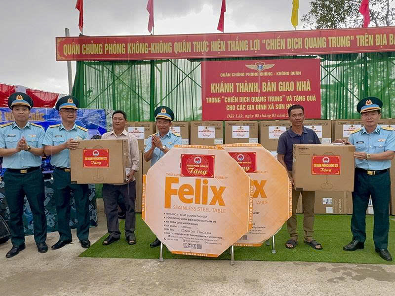 Qu&acirc;n chủng Ph&ograve;ng kh&ocirc;ng - Kh&ocirc;ng qu&acirc;n kh&aacute;nh th&agrave;nh, b&agrave;n giao nh&agrave; trong &ldquo;Chiến dịch Quang Trung&rdquo; v&agrave; tặng qu&agrave; cho c&aacute;c hộ gia đ&igrave;nh ở c&aacute;c x&atilde; thuộc tỉnh Đắk Lắk
