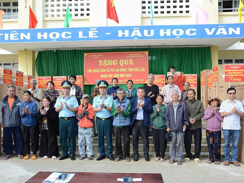 Qu&acirc;n chủng Ph&ograve;ng kh&ocirc;ng - Kh&ocirc;ng qu&acirc;n kh&aacute;nh th&agrave;nh, b&agrave;n giao nh&agrave; trong &ldquo;Chiến dịch Quang Trung&rdquo; v&agrave; tặng qu&agrave; cho c&aacute;c hộ gia đ&igrave;nh ở c&aacute;c x&atilde; thuộc tỉnh Đắk Lắk