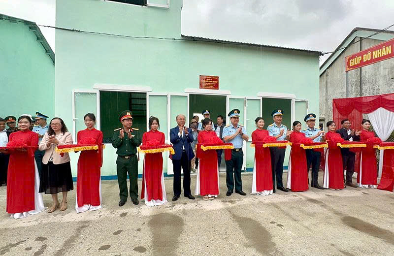 Qu&acirc;n chủng Ph&ograve;ng kh&ocirc;ng - Kh&ocirc;ng qu&acirc;n kh&aacute;nh th&agrave;nh, b&agrave;n giao nh&agrave; trong &ldquo;Chiến dịch Quang Trung&rdquo; v&agrave; tặng qu&agrave; cho c&aacute;c hộ gia đ&igrave;nh ở c&aacute;c x&atilde; thuộc tỉnh Đắk Lắk