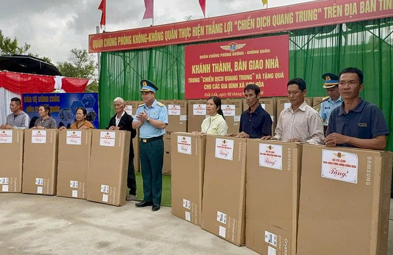Qu&acirc;n chủng Ph&ograve;ng kh&ocirc;ng - Kh&ocirc;ng qu&acirc;n kh&aacute;nh th&agrave;nh, b&agrave;n giao nh&agrave; trong &ldquo;Chiến dịch Quang Trung&rdquo; v&agrave; tặng qu&agrave; cho c&aacute;c hộ gia đ&igrave;nh ở c&aacute;c x&atilde; thuộc tỉnh Đắk Lắk