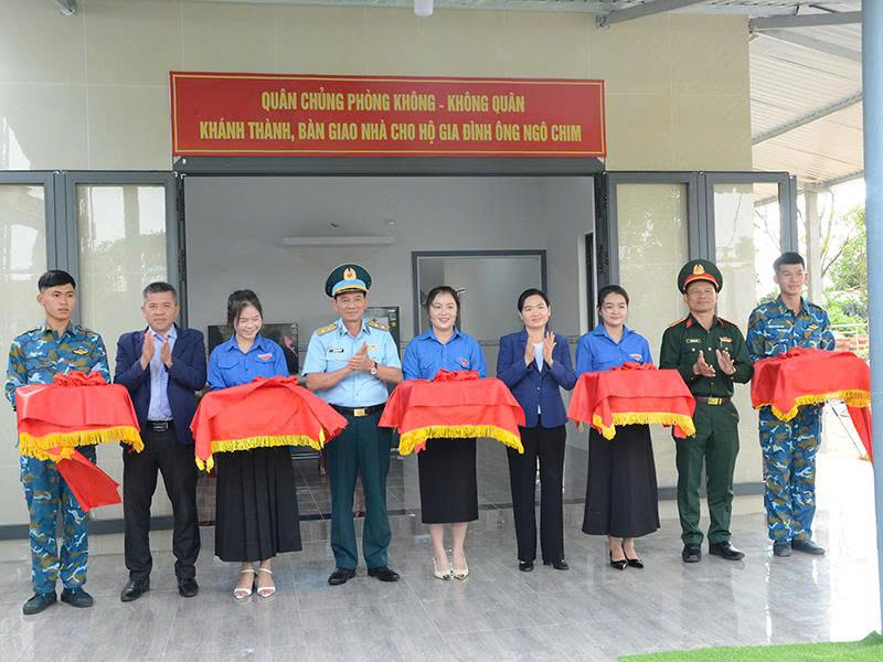 Qu&acirc;n chủng Ph&ograve;ng kh&ocirc;ng - Kh&ocirc;ng qu&acirc;n kh&aacute;nh th&agrave;nh, b&agrave;n giao nh&agrave; trong &ldquo;Chiến dịch Quang Trung&rdquo; v&agrave; tặng qu&agrave; cho c&aacute;c hộ gia đ&igrave;nh ở c&aacute;c x&atilde; thuộc tỉnh Đắk Lắk