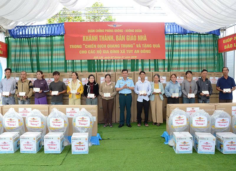 Qu&acirc;n chủng Ph&ograve;ng kh&ocirc;ng - Kh&ocirc;ng qu&acirc;n kh&aacute;nh th&agrave;nh, b&agrave;n giao nh&agrave; trong &ldquo;Chiến dịch Quang Trung&rdquo; v&agrave; tặng qu&agrave; cho c&aacute;c hộ gia đ&igrave;nh ở c&aacute;c x&atilde; thuộc tỉnh Đắk Lắk