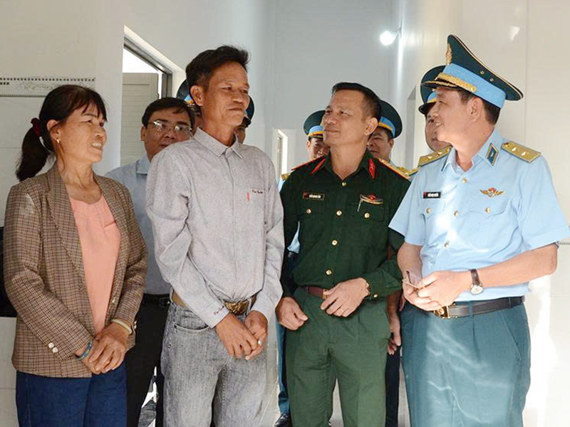 Qu&acirc;n chủng Ph&ograve;ng kh&ocirc;ng - Kh&ocirc;ng qu&acirc;n kh&aacute;nh th&agrave;nh, b&agrave;n giao nh&agrave; trong &ldquo;Chiến dịch Quang Trung&rdquo; v&agrave; tặng qu&agrave; cho c&aacute;c hộ gia đ&igrave;nh ở c&aacute;c x&atilde; thuộc tỉnh Đắk Lắk