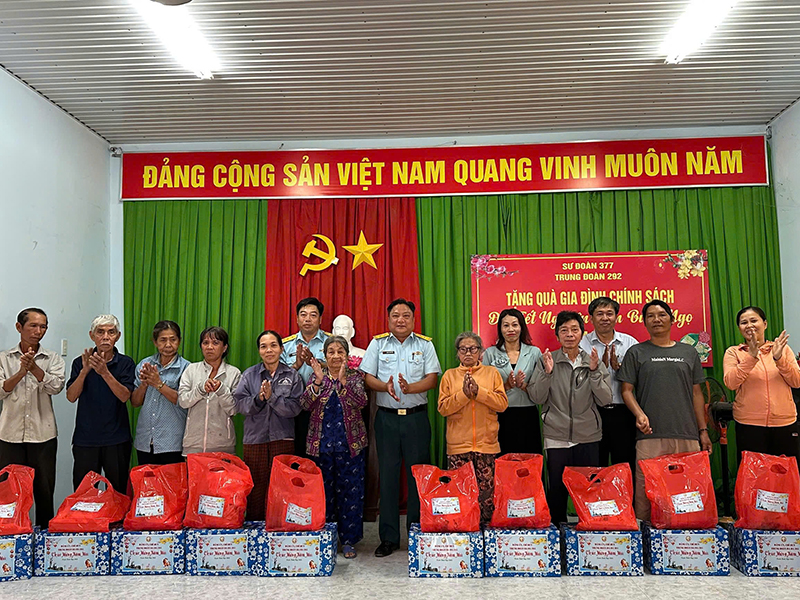 Trung đoàn 292 thăm hỏi, chúc Tết các gia đình chính sách trên địa bàn