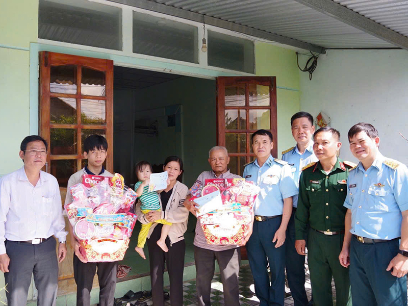 Qu&acirc;n chủng Ph&ograve;ng kh&ocirc;ng - Kh&ocirc;ng qu&acirc;n tặng qu&agrave; cho c&aacute;c c&aacute; nh&acirc;n v&agrave; gia đ&igrave;nh c&oacute; th&agrave;nh t&iacute;ch trong cứu gi&uacute;p phi c&ocirc;ng vụ rơi m&aacute;y bay của Trung đo&agrave;n 940