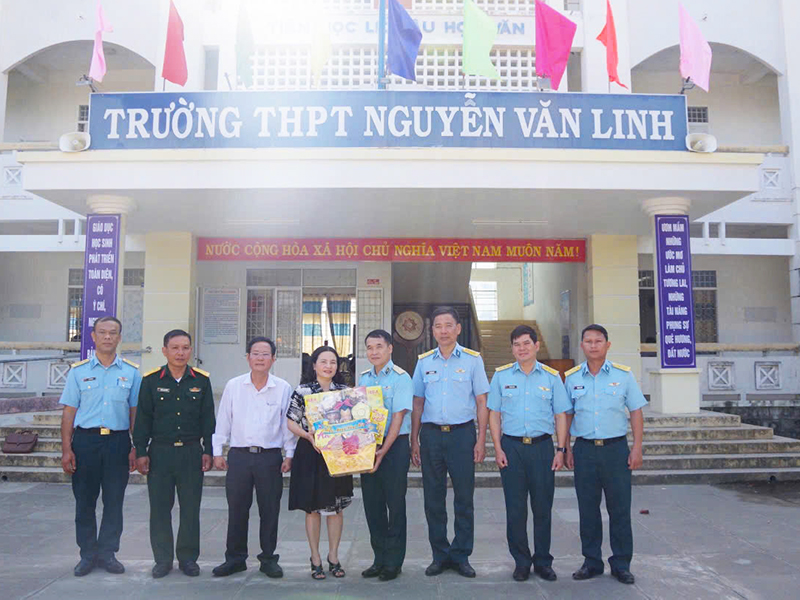 Qu&acirc;n chủng Ph&ograve;ng kh&ocirc;ng - Kh&ocirc;ng qu&acirc;n tặng qu&agrave; cho c&aacute;c c&aacute; nh&acirc;n v&agrave; gia đ&igrave;nh c&oacute; th&agrave;nh t&iacute;ch trong cứu gi&uacute;p phi c&ocirc;ng vụ rơi m&aacute;y bay của Trung đo&agrave;n 940