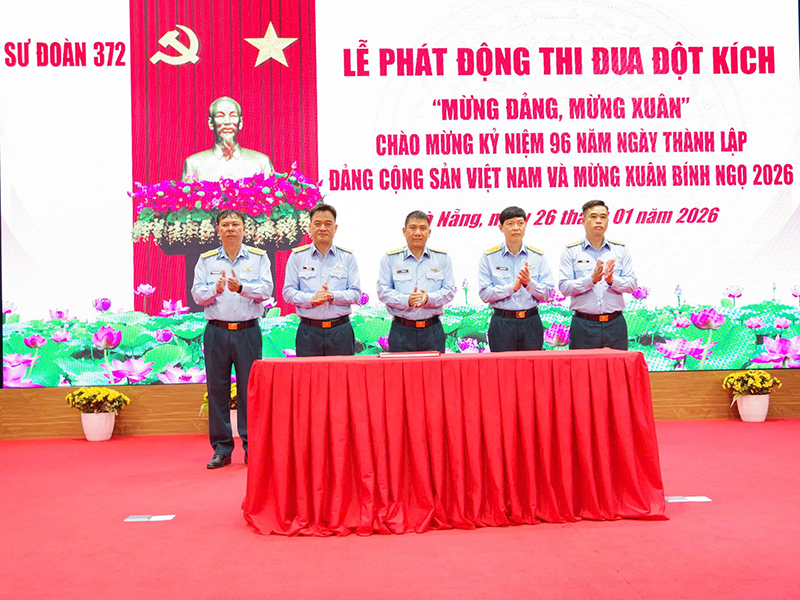 Sư đo&agrave;n 372 tổ chức Lễ ph&aacute;t động đợt thi đua đột k&iacute;ch &ldquo;Mừng Đảng, mừng Xu&acirc;n&rdquo;