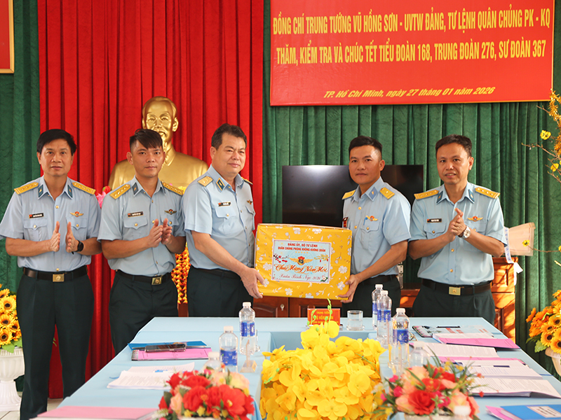 Tư lệnh Quân chủng Phòng không - Không quân kiểm tra, chúc Tết các đơn vị thuộc Sư đoàn 367