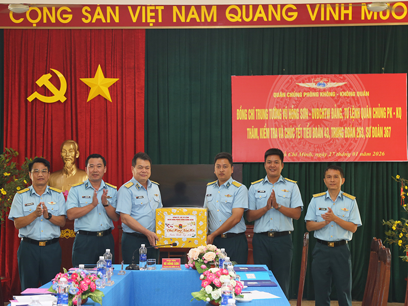 Tư lệnh Quân chủng Phòng không - Không quân kiểm tra, chúc Tết các đơn vị thuộc Sư đoàn 367