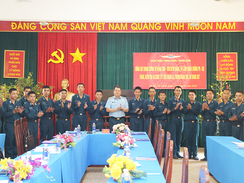 Tư lệnh Quân chủng Phòng không - Không quân kiểm tra, chúc Tết các đơn vị thuộc Sư đoàn 367