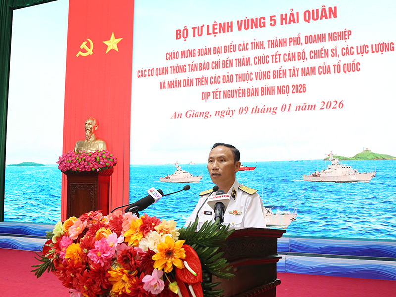 Bộ Tư lệnh V&ugrave;ng 5 Hải qu&acirc;n ch&agrave;o mừng đo&agrave;n đại biểu c&aacute;c tỉnh, th&agrave;nh phố, doanh nghiệp, c&aacute;c cơ quan th&ocirc;ng tấn b&aacute;o ch&iacute; đến thăm, ch&uacute;c Tết c&aacute;n bộ, chiến sĩ, c&aacute;c lực lượng v&agrave; Nh&acirc;n d&acirc;n tr&ecirc;n c&aacute;c đảo thuộc v&ugrave;ng biển T&acirc;y Nam của Tổ quốc