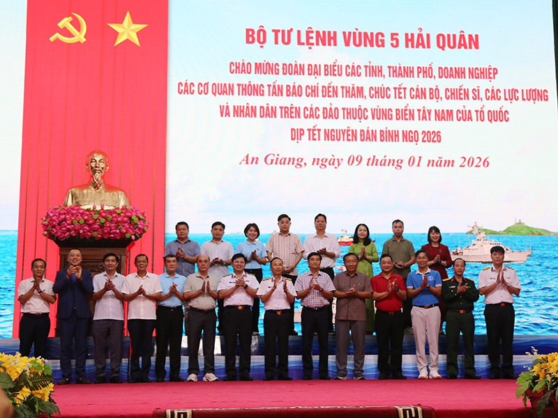 Bộ Tư lệnh V&ugrave;ng 5 Hải qu&acirc;n ch&agrave;o mừng đo&agrave;n đại biểu c&aacute;c tỉnh, th&agrave;nh phố, doanh nghiệp, c&aacute;c cơ quan th&ocirc;ng tấn b&aacute;o ch&iacute; đến thăm, ch&uacute;c Tết c&aacute;n bộ, chiến sĩ, c&aacute;c lực lượng v&agrave; Nh&acirc;n d&acirc;n tr&ecirc;n c&aacute;c đảo thuộc v&ugrave;ng biển T&acirc;y Nam của Tổ quốc