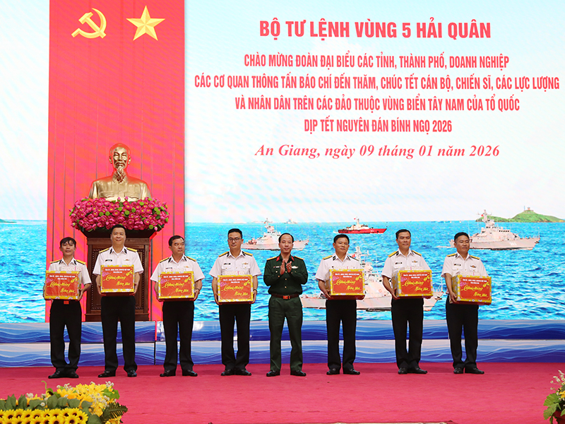Bộ Tư lệnh V&ugrave;ng 5 Hải qu&acirc;n ch&agrave;o mừng đo&agrave;n đại biểu c&aacute;c tỉnh, th&agrave;nh phố, doanh nghiệp, c&aacute;c cơ quan th&ocirc;ng tấn b&aacute;o ch&iacute; đến thăm, ch&uacute;c Tết c&aacute;n bộ, chiến sĩ, c&aacute;c lực lượng v&agrave; Nh&acirc;n d&acirc;n tr&ecirc;n c&aacute;c đảo thuộc v&ugrave;ng biển T&acirc;y Nam của Tổ quốc