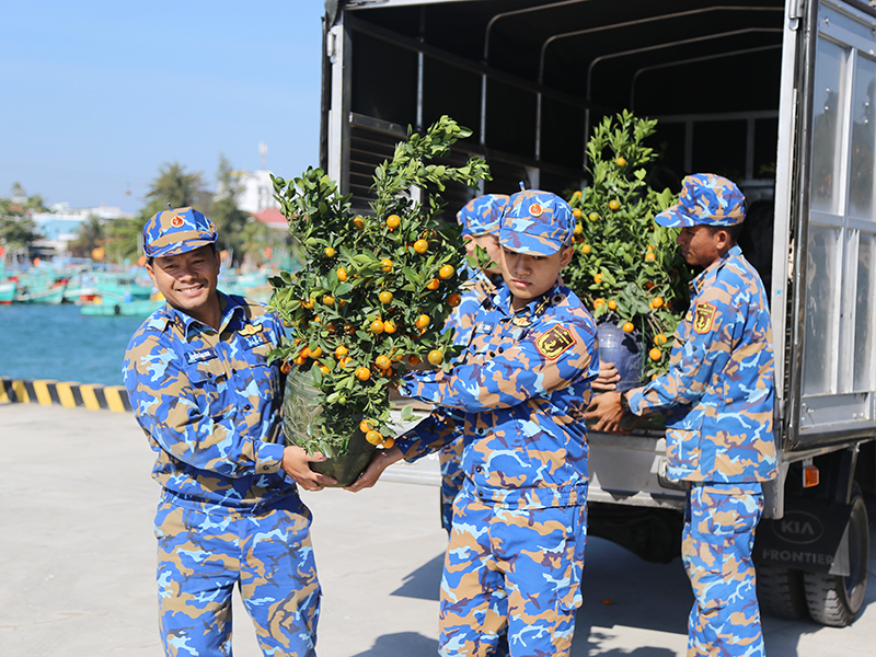 Bộ Tư lệnh V&ugrave;ng 5 Hải qu&acirc;n ch&agrave;o mừng đo&agrave;n đại biểu c&aacute;c tỉnh, th&agrave;nh phố, doanh nghiệp, c&aacute;c cơ quan th&ocirc;ng tấn b&aacute;o ch&iacute; đến thăm, ch&uacute;c Tết c&aacute;n bộ, chiến sĩ, c&aacute;c lực lượng v&agrave; Nh&acirc;n d&acirc;n tr&ecirc;n c&aacute;c đảo thuộc v&ugrave;ng biển T&acirc;y Nam của Tổ quốc