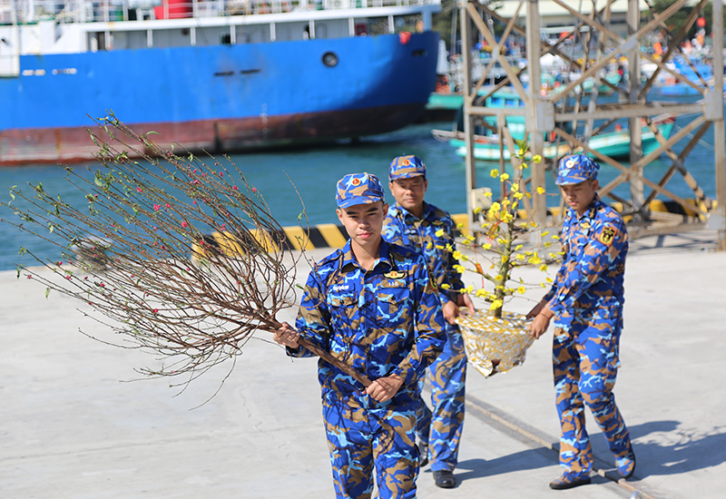 Bộ Tư lệnh V&ugrave;ng 5 Hải qu&acirc;n ch&agrave;o mừng đo&agrave;n đại biểu c&aacute;c tỉnh, th&agrave;nh phố, doanh nghiệp, c&aacute;c cơ quan th&ocirc;ng tấn b&aacute;o ch&iacute; đến thăm, ch&uacute;c Tết c&aacute;n bộ, chiến sĩ, c&aacute;c lực lượng v&agrave; Nh&acirc;n d&acirc;n tr&ecirc;n c&aacute;c đảo thuộc v&ugrave;ng biển T&acirc;y Nam của Tổ quốc
