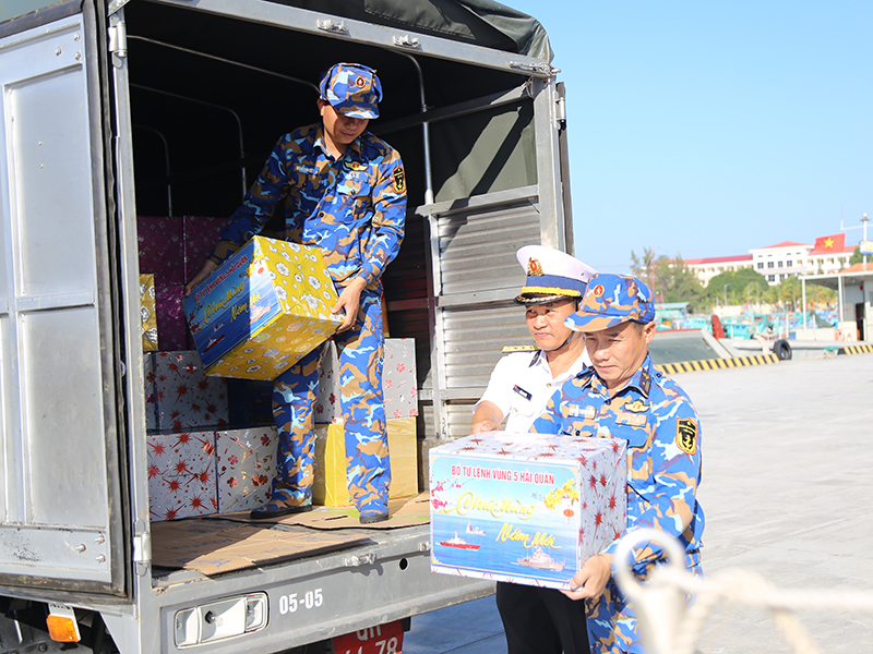 Bộ Tư lệnh V&ugrave;ng 5 Hải qu&acirc;n ch&agrave;o mừng đo&agrave;n đại biểu c&aacute;c tỉnh, th&agrave;nh phố, doanh nghiệp, c&aacute;c cơ quan th&ocirc;ng tấn b&aacute;o ch&iacute; đến thăm, ch&uacute;c Tết c&aacute;n bộ, chiến sĩ, c&aacute;c lực lượng v&agrave; Nh&acirc;n d&acirc;n tr&ecirc;n c&aacute;c đảo thuộc v&ugrave;ng biển T&acirc;y Nam của Tổ quốc