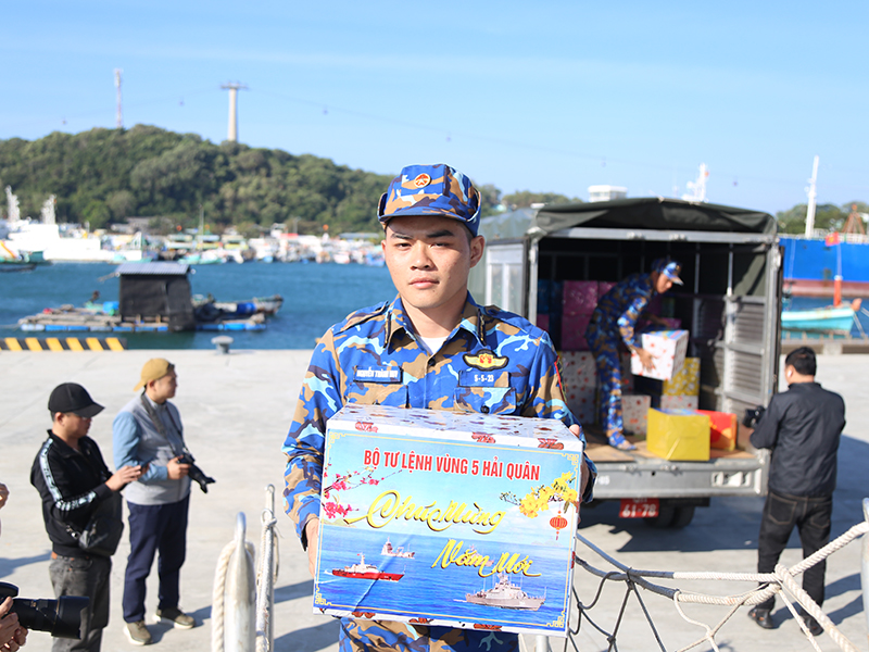 Bộ Tư lệnh V&ugrave;ng 5 Hải qu&acirc;n ch&agrave;o mừng đo&agrave;n đại biểu c&aacute;c tỉnh, th&agrave;nh phố, doanh nghiệp, c&aacute;c cơ quan th&ocirc;ng tấn b&aacute;o ch&iacute; đến thăm, ch&uacute;c Tết c&aacute;n bộ, chiến sĩ, c&aacute;c lực lượng v&agrave; Nh&acirc;n d&acirc;n tr&ecirc;n c&aacute;c đảo thuộc v&ugrave;ng biển T&acirc;y Nam của Tổ quốc