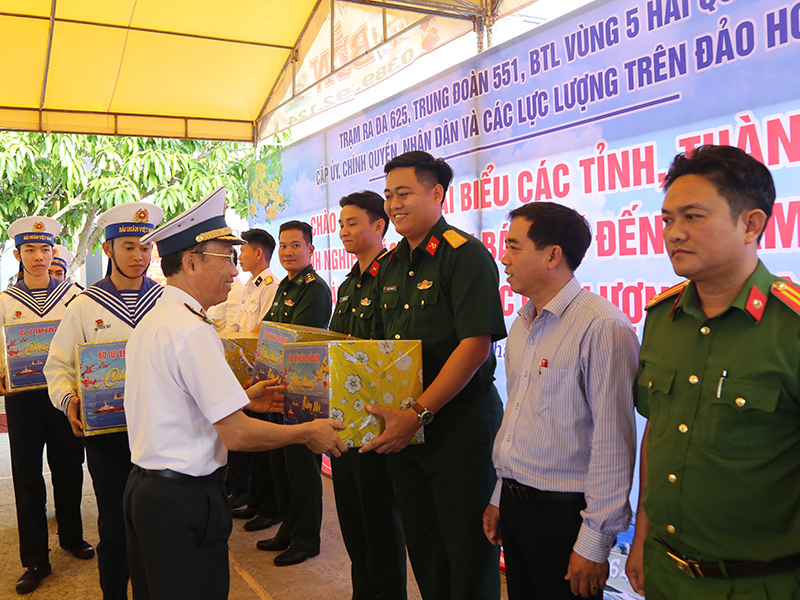 Bộ Tư lệnh Vùng 5 Hải quân thăm, chúc Tết cán bộ, chiến sĩ, các lực lượng và Nhân dân trên các đảo vùng biển Tây Nam của Tổ quốc