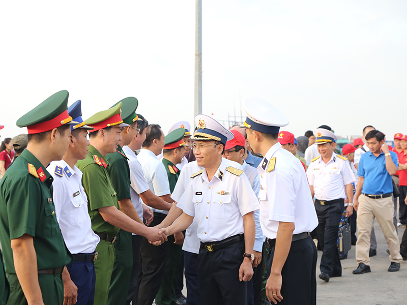 Bộ Tư lệnh Vùng 5 Hải quân thăm, chúc Tết cán bộ, chiến sĩ, các lực lượng và Nhân dân trên các đảo vùng biển Tây Nam của Tổ quốc