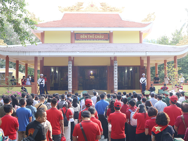 Bộ Tư lệnh Vùng 5 Hải quân thăm, chúc Tết cán bộ, chiến sĩ, các lực lượng và Nhân dân trên các đảo vùng biển Tây Nam của Tổ quốc