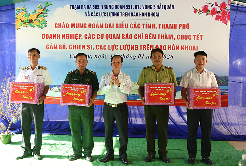 Bộ Tư lệnh Vùng 5 Hải quân thăm, chúc Tết cán bộ, chiến sĩ, các lực lượng và Nhân dân trên các đảo vùng biển Tây Nam của Tổ quốc