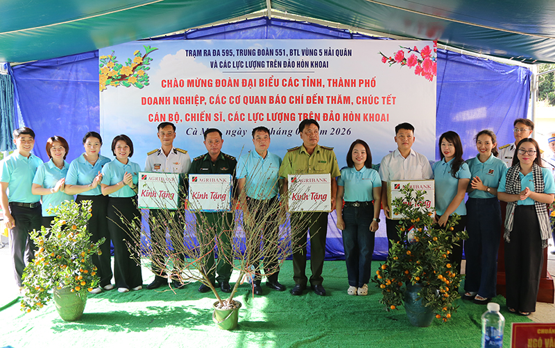 Bộ Tư lệnh Vùng 5 Hải quân thăm, chúc Tết cán bộ, chiến sĩ, các lực lượng và Nhân dân trên các đảo vùng biển Tây Nam của Tổ quốc