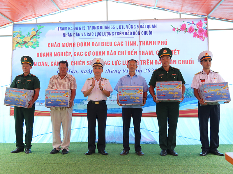 Bộ Tư lệnh Vùng 5 Hải quân thăm, chúc Tết cán bộ, chiến sĩ, các lực lượng và Nhân dân trên các đảo vùng biển Tây Nam của Tổ quốc