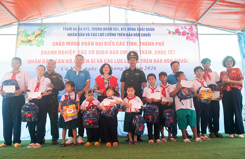 Bộ Tư lệnh V&ugrave;ng 5 Hải qu&acirc;n thăm, ch&uacute;c Tết c&aacute;n bộ, chiến sĩ, c&aacute;c lực lượng v&agrave; Nh&acirc;n d&acirc;n tr&ecirc;n c&aacute;c đảo v&ugrave;ng biển T&acirc;y Nam của Tổ quốc