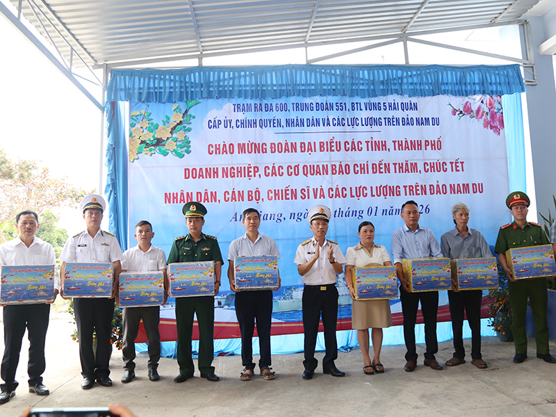 Bộ Tư lệnh Vùng 5 Hải quân thăm, chúc Tết cán bộ, chiến sĩ, các lực lượng và Nhân dân trên các đảo vùng biển Tây Nam của Tổ quốc