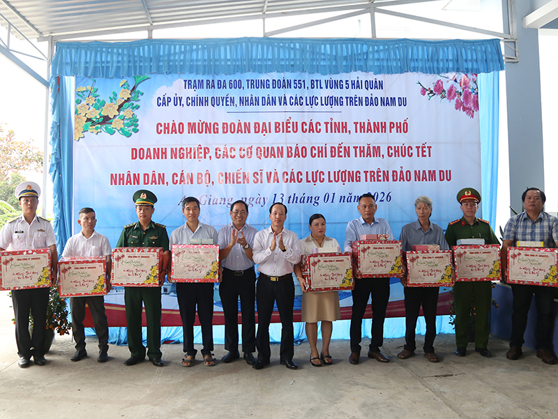 Bộ Tư lệnh Vùng 5 Hải quân thăm, chúc Tết cán bộ, chiến sĩ, các lực lượng và Nhân dân trên các đảo vùng biển Tây Nam của Tổ quốc