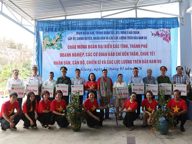 Bộ Tư lệnh Vùng 5 Hải quân thăm, chúc Tết cán bộ, chiến sĩ, các lực lượng và Nhân dân trên các đảo vùng biển Tây Nam của Tổ quốc