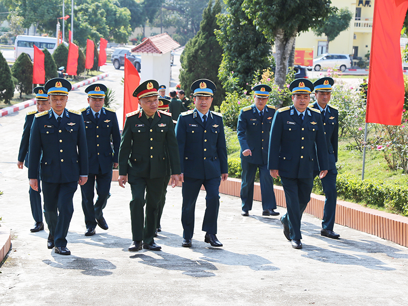 Tổng Cục Ch&iacute;nh trị Qu&acirc;n đội nh&acirc;n d&acirc;n Việt Nam kiểm tra c&ocirc;ng t&aacute;c sẵn s&agrave;ng chiến đấu tại Trung đo&agrave;n 213