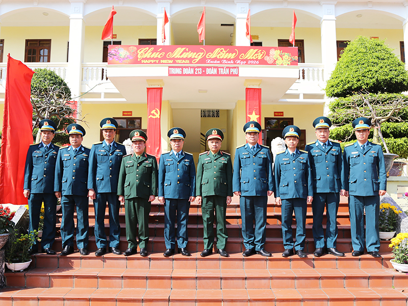 Tổng Cục Ch&iacute;nh trị Qu&acirc;n đội nh&acirc;n d&acirc;n Việt Nam kiểm tra c&ocirc;ng t&aacute;c sẵn s&agrave;ng chiến đấu tại Trung đo&agrave;n 213