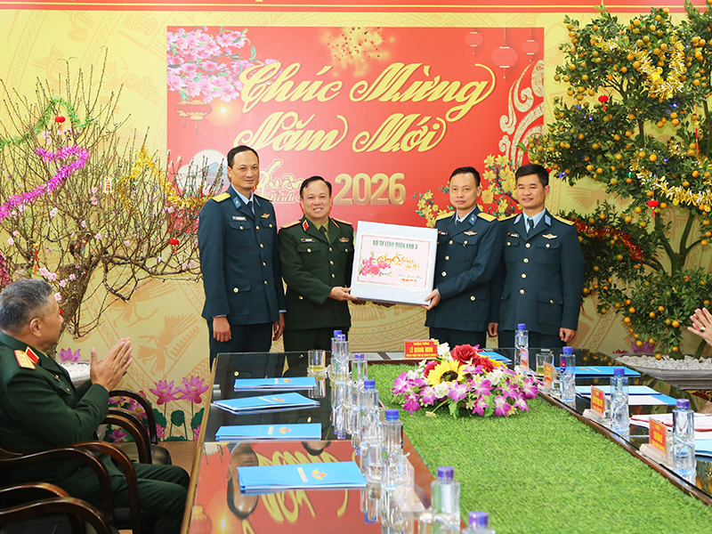 Tổng Cục Ch&iacute;nh trị Qu&acirc;n đội nh&acirc;n d&acirc;n Việt Nam kiểm tra c&ocirc;ng t&aacute;c sẵn s&agrave;ng chiến đấu tại Trung đo&agrave;n 213