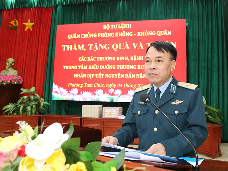 Qu&acirc;n chủng Ph&ograve;ng kh&ocirc;ng - Kh&ocirc;ng qu&acirc;n thăm, ch&uacute;c Tết c&aacute;c trung t&acirc;m điều dưỡng thương binh