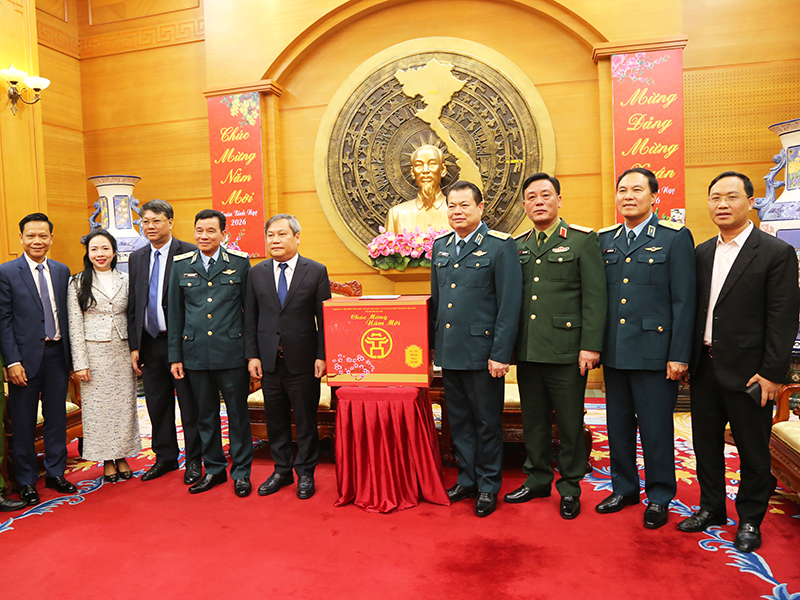Chủ tịch UBND TP H&agrave; Nội thăm v&agrave; ch&uacute;c Tết Qu&acirc;n chủng Ph&ograve;ng kh&ocirc;ng - Kh&ocirc;ng qu&acirc;n