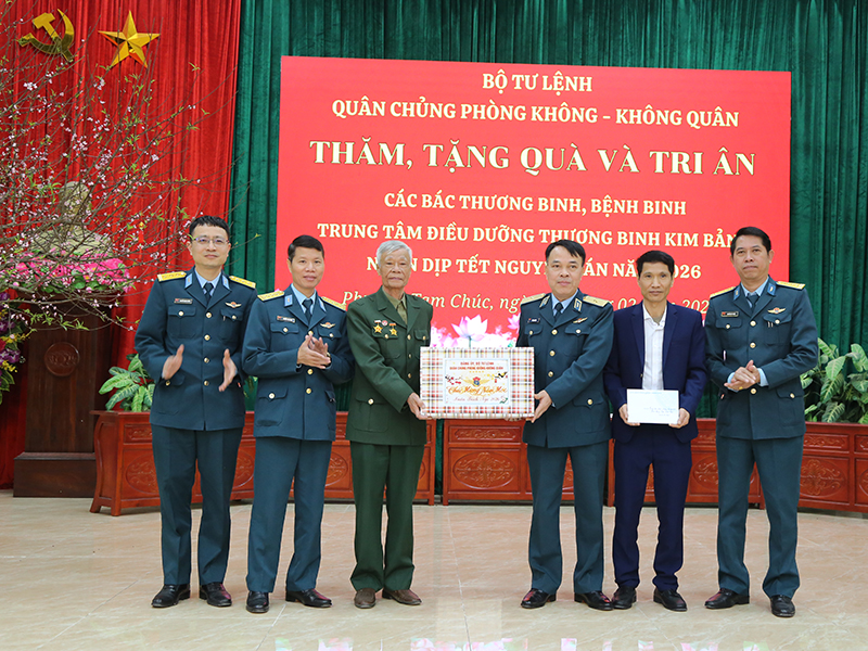 Qu&acirc;n chủng Ph&ograve;ng kh&ocirc;ng - Kh&ocirc;ng qu&acirc;n thăm, ch&uacute;c Tết c&aacute;c trung t&acirc;m điều dưỡng thương binh