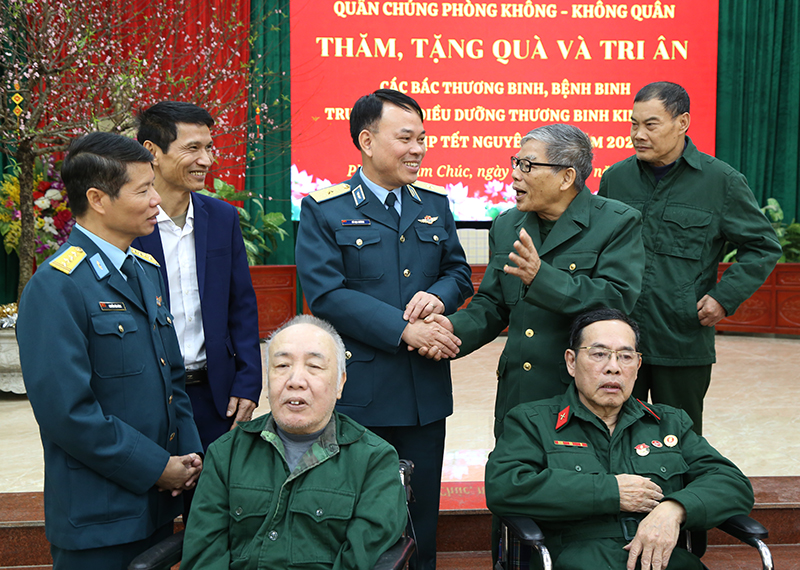 Qu&acirc;n chủng Ph&ograve;ng kh&ocirc;ng - Kh&ocirc;ng qu&acirc;n thăm, ch&uacute;c Tết c&aacute;c trung t&acirc;m điều dưỡng thương binh