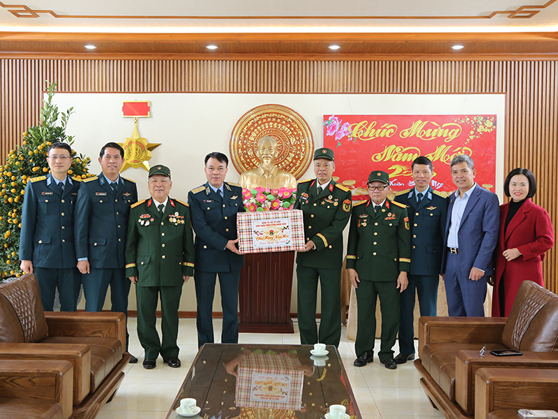 Qu&acirc;n chủng Ph&ograve;ng kh&ocirc;ng - Kh&ocirc;ng qu&acirc;n thăm, ch&uacute;c Tết c&aacute;c trung t&acirc;m điều dưỡng thương binh