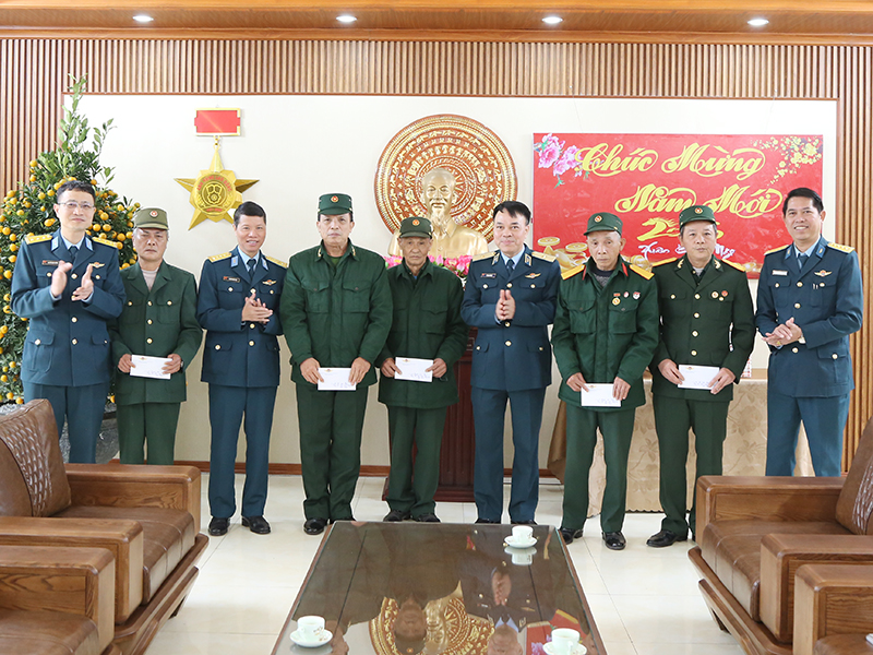 Qu&acirc;n chủng Ph&ograve;ng kh&ocirc;ng - Kh&ocirc;ng qu&acirc;n thăm, ch&uacute;c Tết c&aacute;c trung t&acirc;m điều dưỡng thương binh