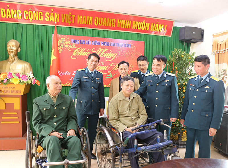 Qu&acirc;n chủng Ph&ograve;ng kh&ocirc;ng - Kh&ocirc;ng qu&acirc;n thăm, ch&uacute;c Tết c&aacute;c trung t&acirc;m điều dưỡng thương binh