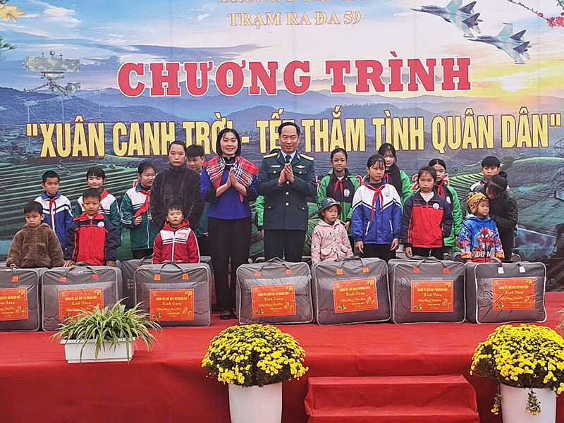 Trung đo&agrave;n Ra đa 291 tổ chức Chương tr&igrave;nh &ldquo;Xu&acirc;n canh trời - Tết thắm t&igrave;nh qu&acirc;n d&acirc;n&rdquo;