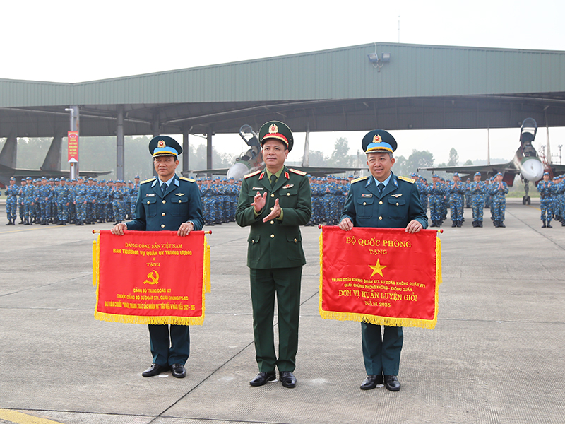 Thượng tướng Nguyễn Trường Thắng - Thứ trưởng Bộ Quốc ph&ograve;ng dự Lễ ra qu&acirc;n huấn luyện năm 2026 tại Trung đo&agrave;n 927