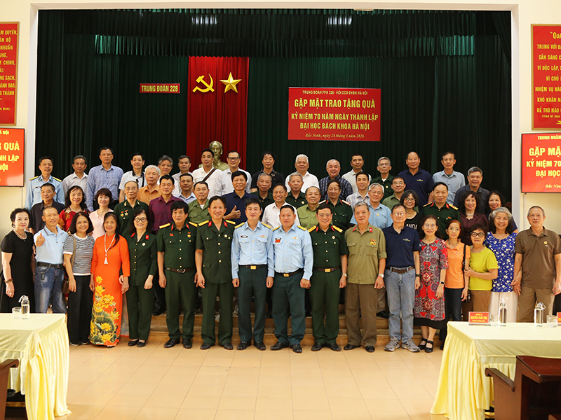 Hội cựu Chiến binh Đại học Bách khoa Hà Nội gặp mặt trao tặng quà cán bộ, chiến sĩ Trung đoàn 228