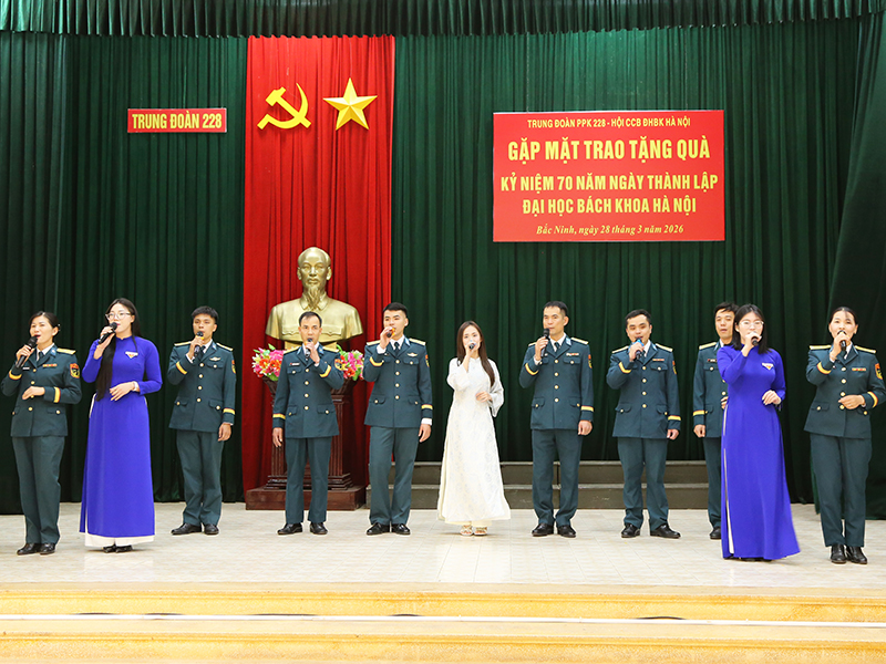 Hội cựu Chiến binh Đại học Bách khoa Hà Nội gặp mặt trao tặng quà cán bộ, chiến sĩ Trung đoàn 228
