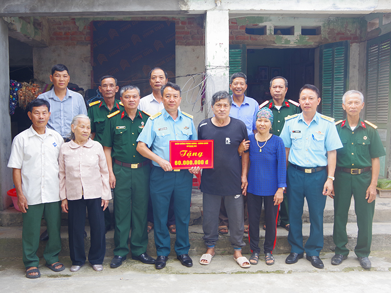 Sư đo&agrave;n 363 trao qu&agrave; hỗ trợ x&acirc;y dựng &ldquo;Nh&agrave; Đại đo&agrave;n kết&rdquo; tặng gia đ&igrave;nh &ocirc;ng Nguyễn Quang Huỳnh
