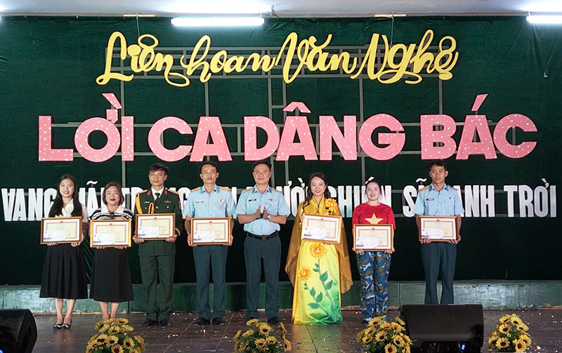 Trung đo&agrave;n 290 tổ chức Li&ecirc;n hoan văn nghệ &ldquo;Lời ca d&acirc;ng B&aacute;c - vang m&atilde;i trong tim người chiến sĩ canh trời&rdquo;