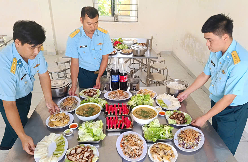 Nâng cao chất lượng bữa ăn, bảo đảm sức khỏe bộ đội